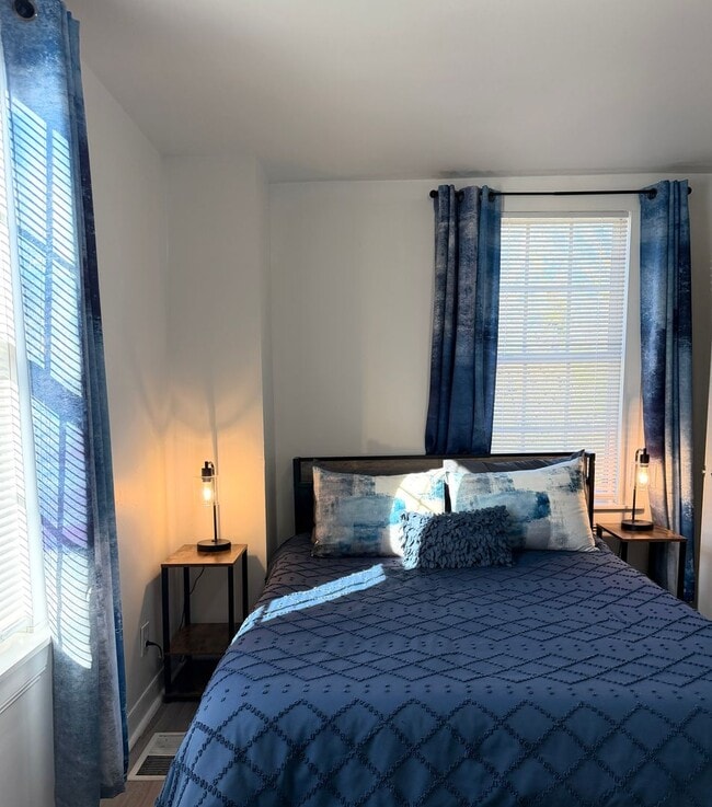 Building Photo - Furnished 2 bed 1 Bath Home