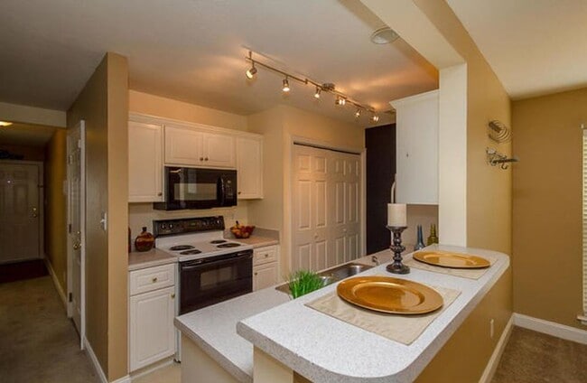 Building Photo - 3 Bed/3Bath Centrally located!!!