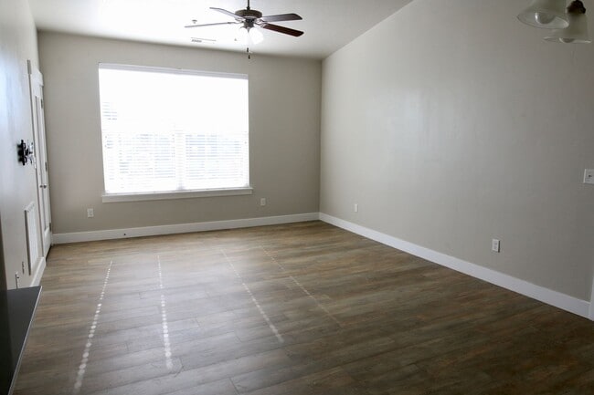 Building Photo - Lovely Top Level Condo For Rent