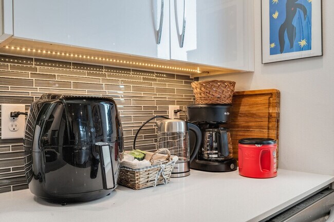 Building Photo - 764A Belmont Pl E