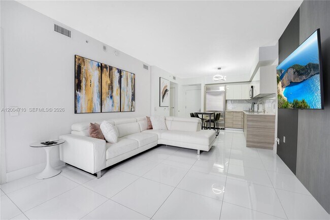 Building Photo - 1300 Brickell Bay Dr