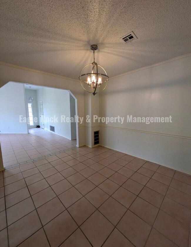 Building Photo - 1304 N Umbrella Ave