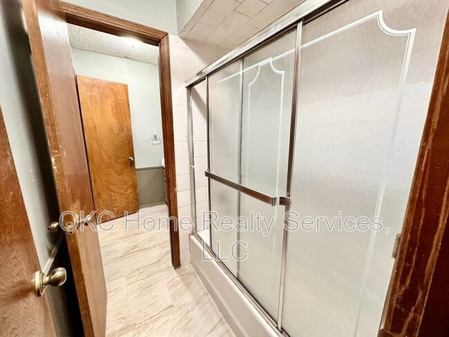 Building Photo - 8712 Rayburn Ave