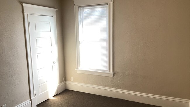 Building Photo - Available NOW!!  3 Bedroom Upper Level Dup...