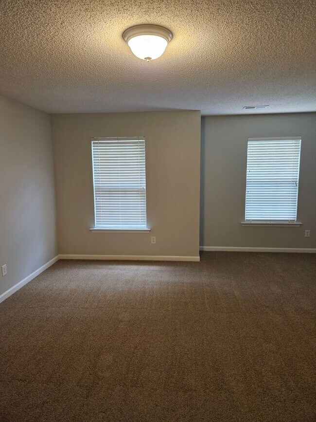 Building Photo - 6188 Glen Way Dr