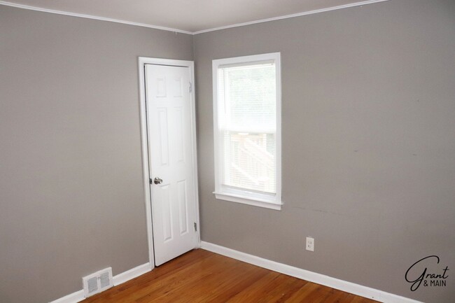 Building Photo - Spacious 3 Bedroom - 1 Bath - Redford - $1...