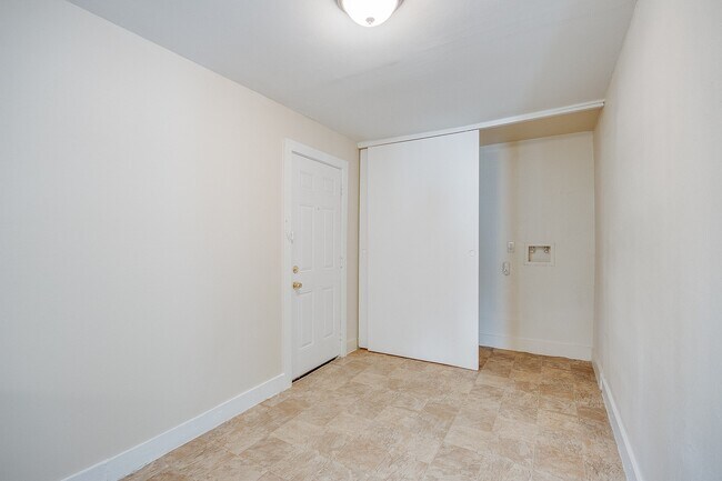 Building Photo - 3742 Dreyfus St