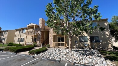 Building Photo - 914 Tenderfoot Hill Rd