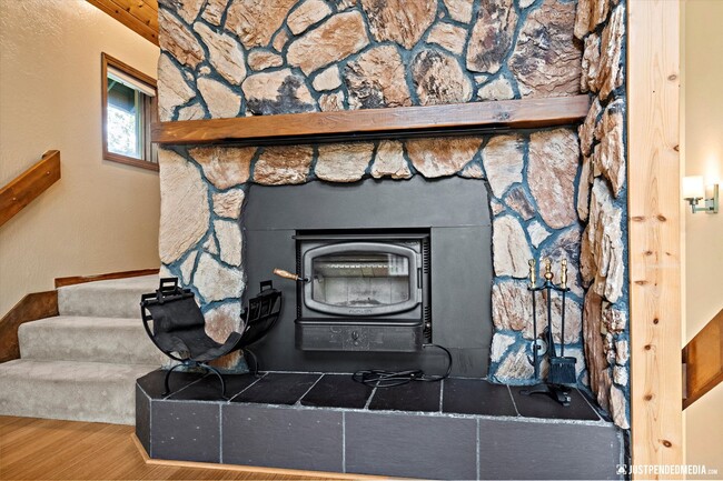 Building Photo - Hillside Retreat