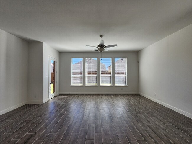 Building Photo - Move-in Special: 50% off second full month...