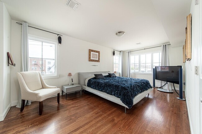 Building Photo - 11 Washington Pl