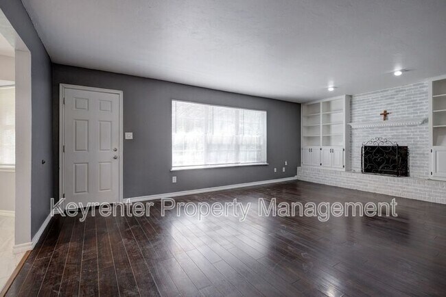 Building Photo - 1701 Oakhurst Ave