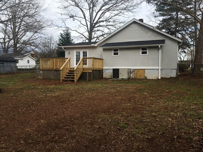 Building Photo - 714 Old Grove Rd