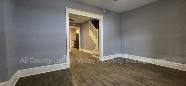 Building Photo - 1037 E 4th St