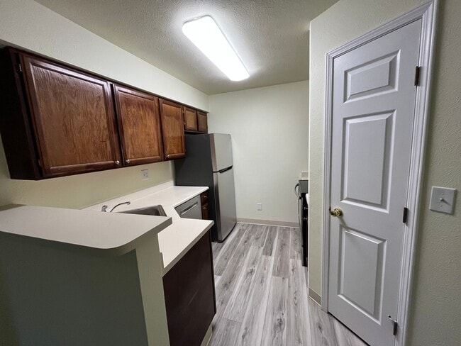 Building Photo - Top Floor 1-Bedroom Condo at Powderhorn