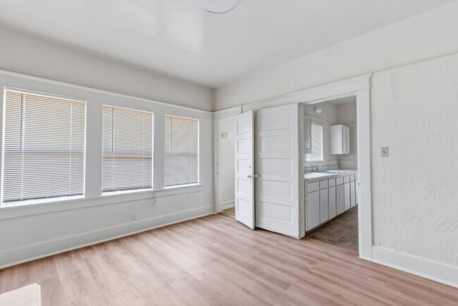 Building Photo - Spacious 1BR + 2.5BA Near USC and DTLA | First Floor Unit