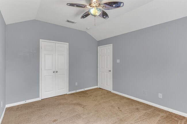 Building Photo - 223 Fantasy Ln