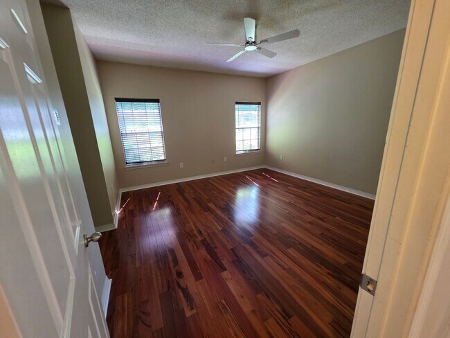Building Photo - MOVE IN SPECIAL - 2 WEEKS FREE RENT - 3BR ...