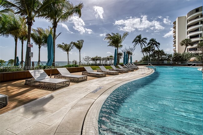 Building Photo - 15701 Collins Ave