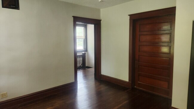Building Photo - "Spacious 5-Bedroom Gem with 2 Full Baths in St. Louis – Your Ideal Family Home Awaits!"