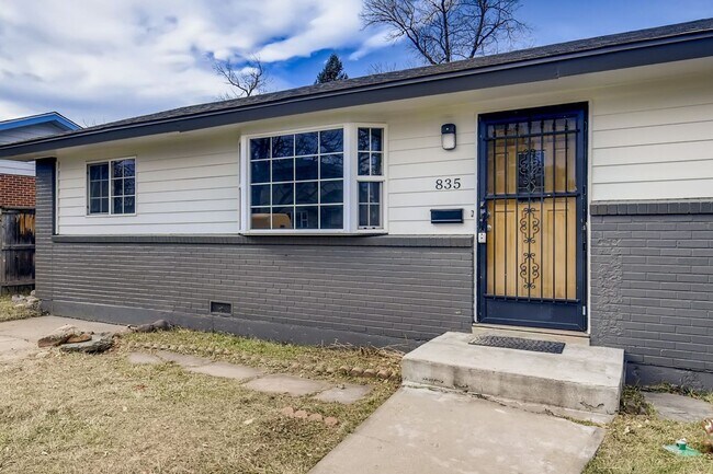 Building Photo - Recently Remodeled 4 bedroom, 2 bath Ranch Style Boulder House