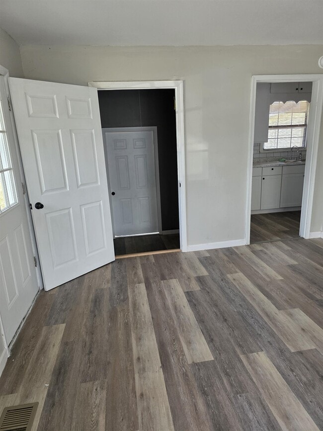 Building Photo - 331 Robin Ave