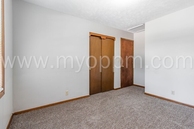 Building Photo - Beautiful 3 Bedroom / 2.5 Bath | 120th and...