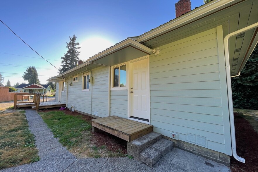 Building Photo - 2102 W 28th St