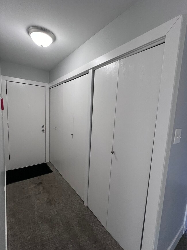 Building Photo - 14949 Lake View Dr