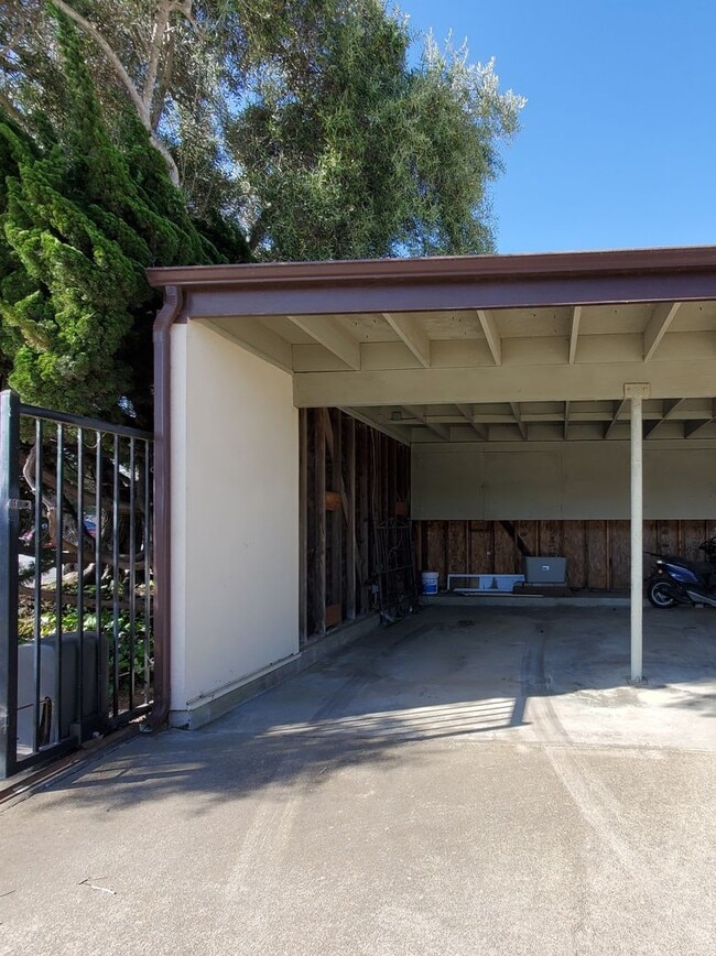 Building Photo - Nicely updated 2 bedroom/2bath condo