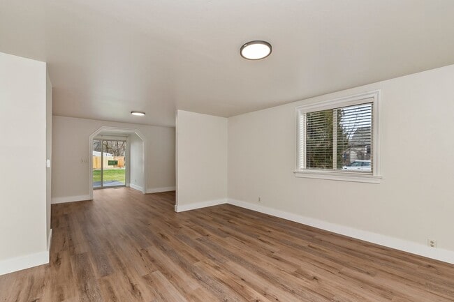 Building Photo - 3 Bedroom 1 Bathroom home in the North End