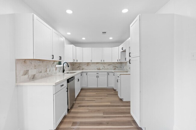 Building Photo - 18049 Martin Dr