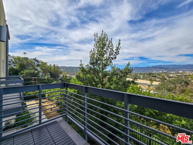 Building Photo - 2753 Waverly Dr