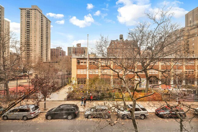 Building Photo - 50 W 91st St