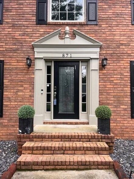 Building Photo - 871 Cedar Trce SW