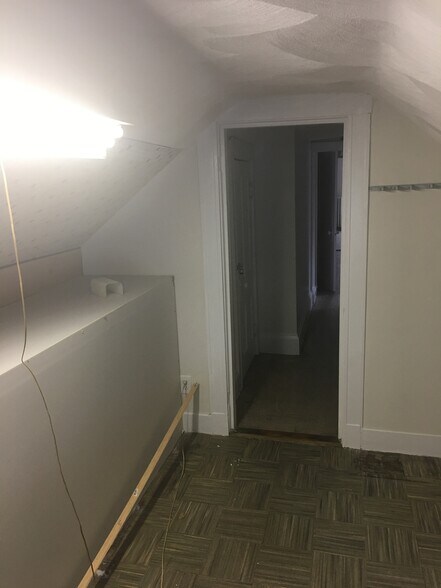 Building Photo - 37 Estes St