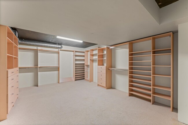 Building Photo - 1005 S Shepherd Dr