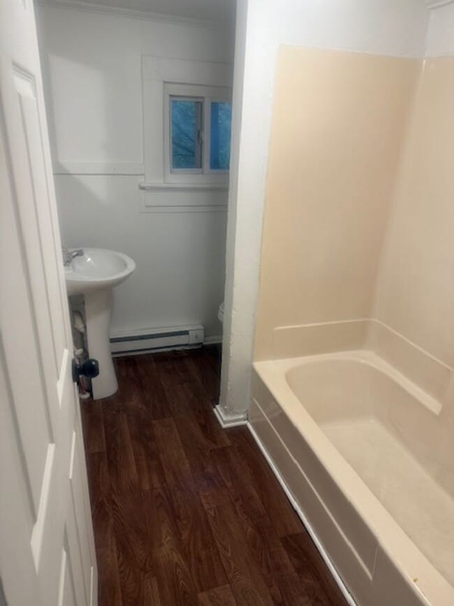 Building Photo - 2 Bedroom 1 Bath Available to Rent for $72...
