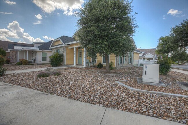 Building Photo - 1365 Hanz Dr