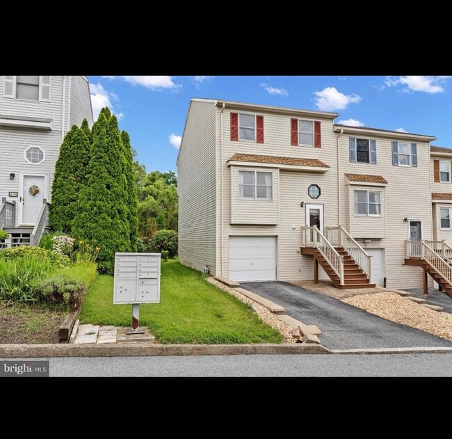 Building Photo - Spacious 3BR Townhome in Harrisburg