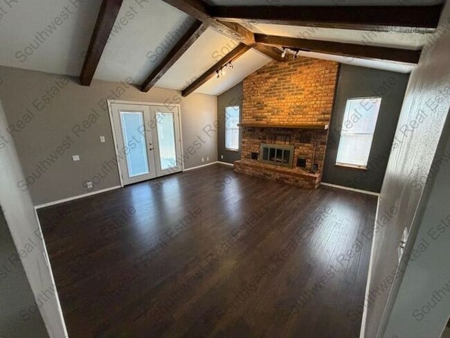 Building Photo - Spacious 3 bedrooms 2 baths home with 2 car garage