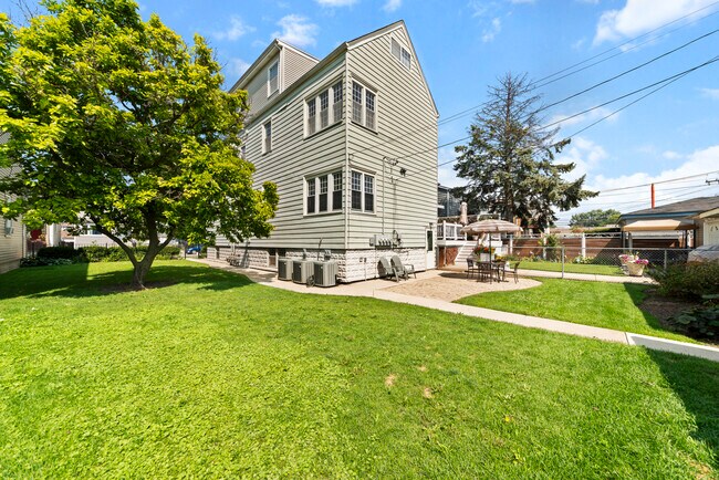 Building Photo - 1223 S Elmwood Ave