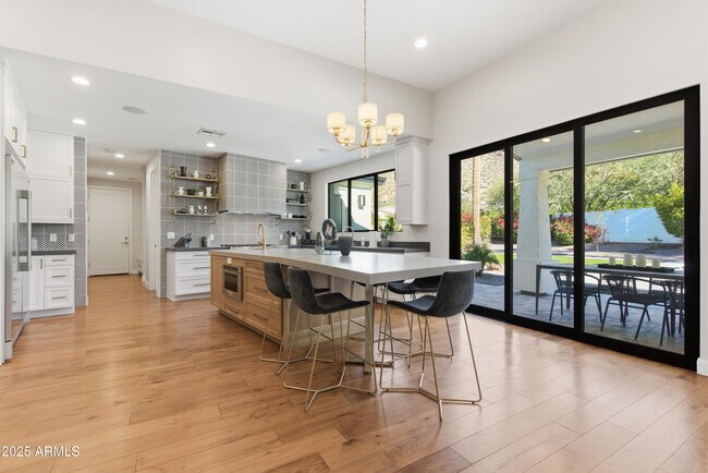 Building Photo - 4601 N Royal View Dr