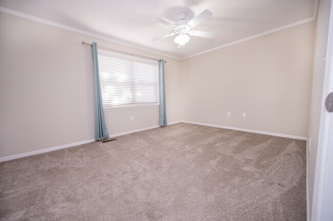 Building Photo - 415 Parkdale Dr