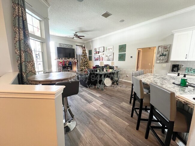 Building Photo - 264 Village Green Ave