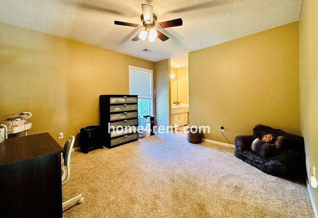 Building Photo - Beautiful Four Bedroom Home in a Quiet Neighborhood w/ an Updated Kitchen, Wood Floors, and a Fin...