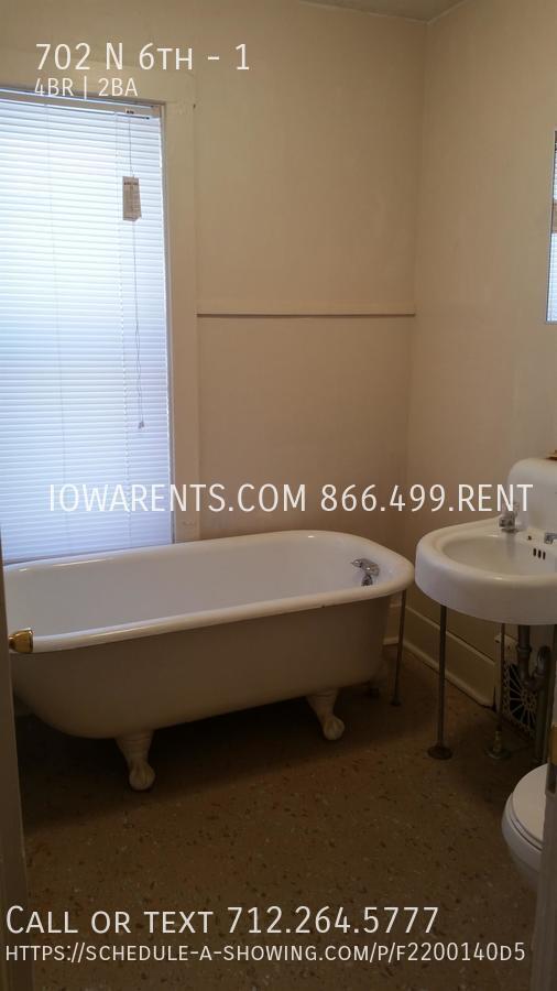 Building Photo - 702 N 6th-1