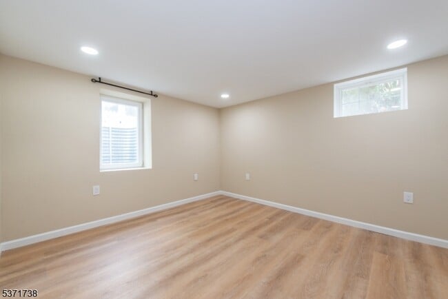 Building Photo - 50 Walnut Crescent