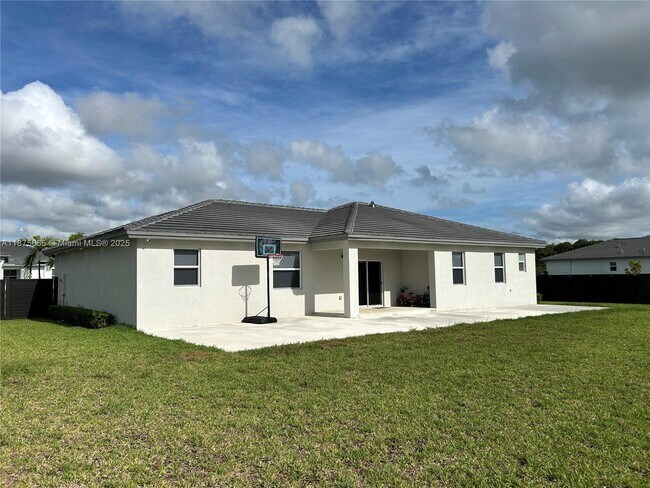 Building Photo - 29071 Ave