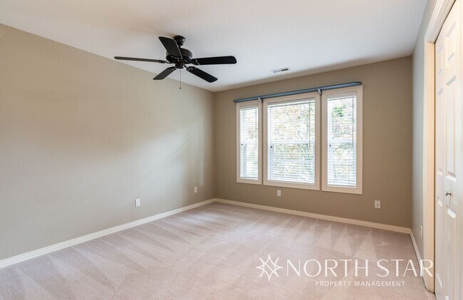 Building Photo - Spacious Elegance in Lake Oswego